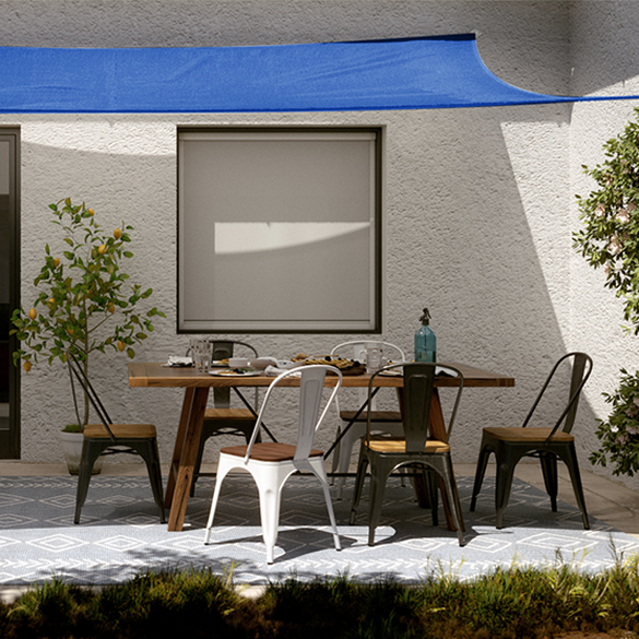 Voile d'ombrage bleu sur une terrasse