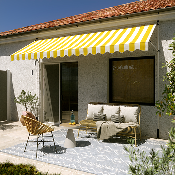 Store à projection sur une terrasse