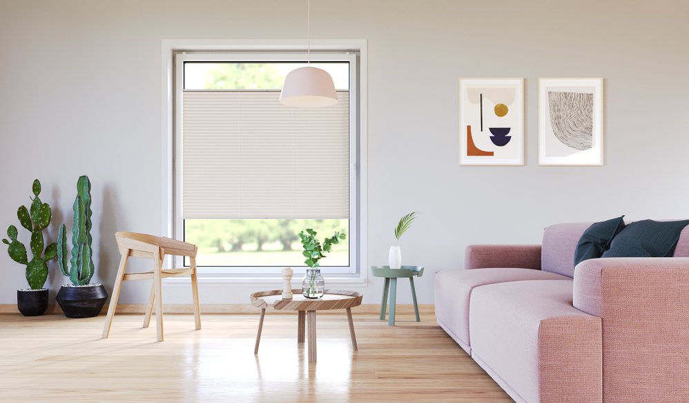 Rolety plisowane w minimalistycznym mieszkaniu