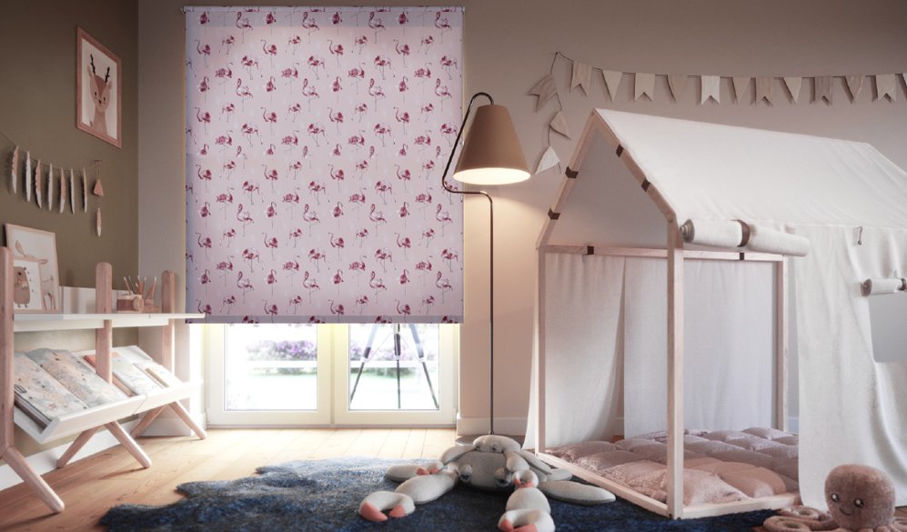 Rolety w różowe flamingi w pokoju dziecka