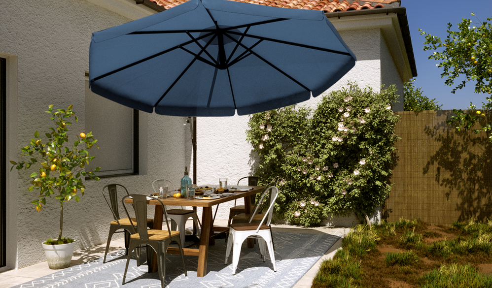 Niebieski parasol ogrodowy w małym ogródku