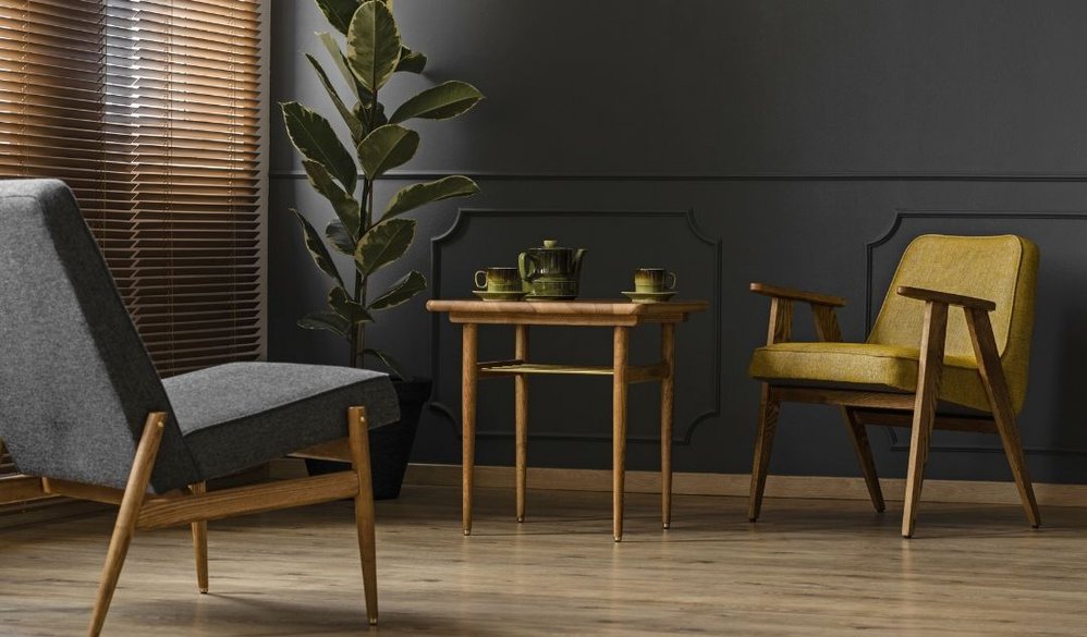 Żaluzje drewniane w minimalistycznym salonie